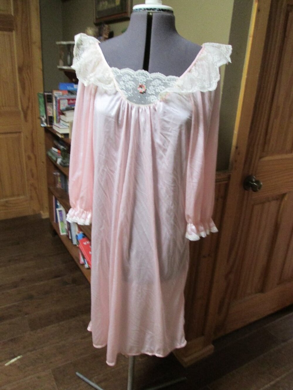 VTG SMALL FEATHERBED NIGHTIE MODEST LACE PINAFORE TOP GLAM VICTORIAN SILKY FLOW
